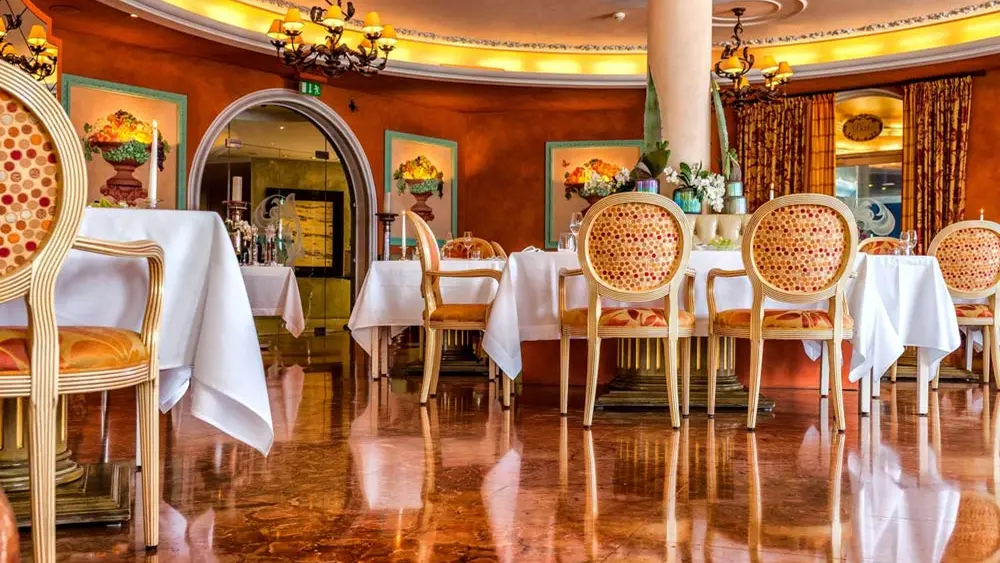 Eleganter Speiseraum des gehobenen Restaurants La Brezza in Ascona