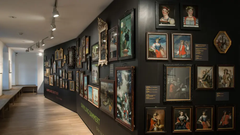 Blick in den Hinterglaskunstraum im Schlossmuseum Murnau