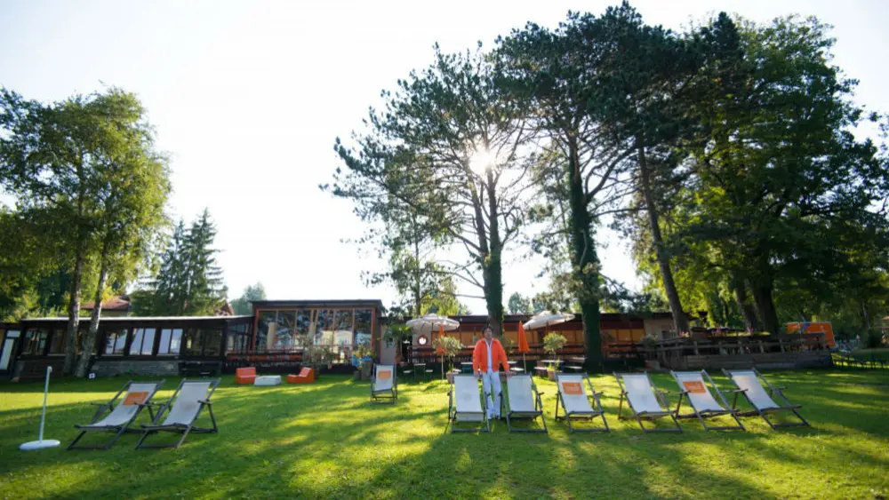 Gemütliche Beachstühle auf der Wiese im Staffelsee-Freibad Murnau