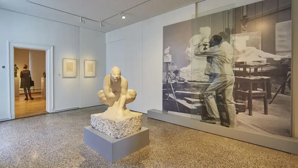 Blick in die Ständige Sammlung zu Edwin Scharff / Edwin Scharff, Die Hockende, 1926-28 Marmor Dauerleihgabe der Staatlichen Museen zu Berlin, Nationalgalerie