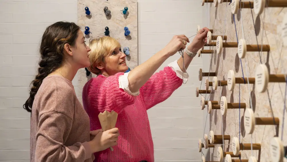 Welche Fähigkeiten und Stärken habe ich? Die Gäste der Mitmach-Ausstellung können sich in ein Fadendiagramm einfädeln und feststellen: die Könnensbereiche vieler Personen tragen zum großen Ganzen bei.