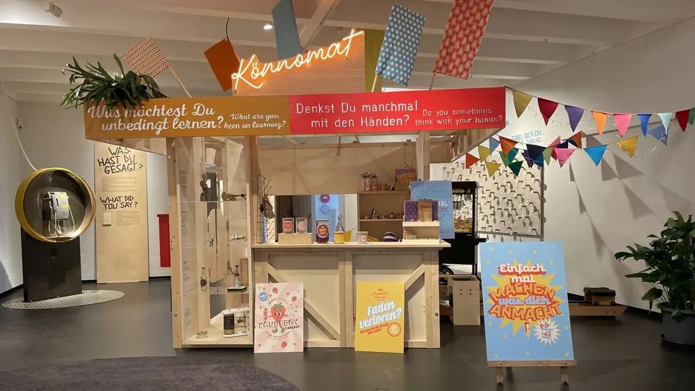 Der „Könnomat“ begrüßt die Besucherinnen und Besucher in der Ausstellung „was DU alles kannst“ und führt ins Thema ein, die eigenen Fähigkeiten und Stärken zu entdecken.