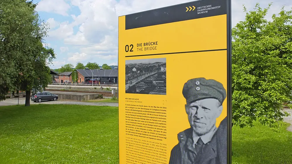 Ein Ortsrundgang mit zwölf Info-Tafeln informiert über das Eisenbahndorf.