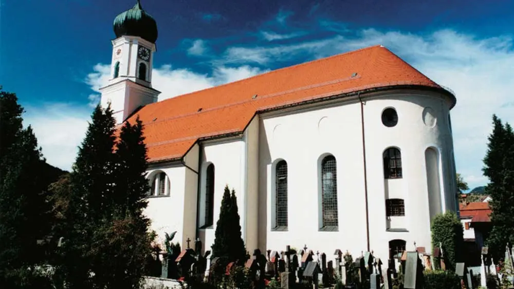 Außenansicht der Pfarrkirche St. Peter und Paul in Oberammergau