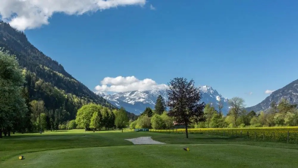 Blick auf den Golfplatz in Garmisch-Partenkirchen mit malerischer Bergkulisse
