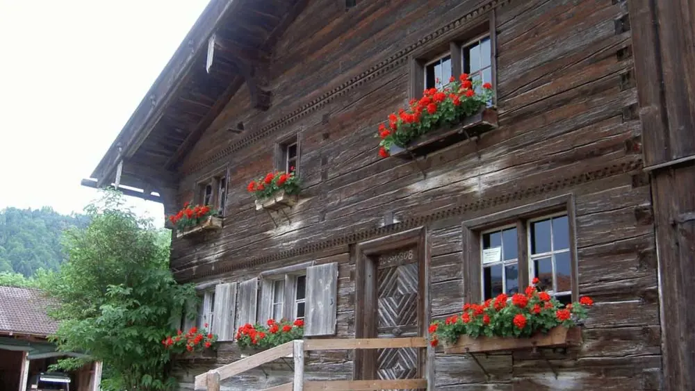 Blick auf das Bauernhaus-Museum in Knechtenhofen bei Oberstaufen
