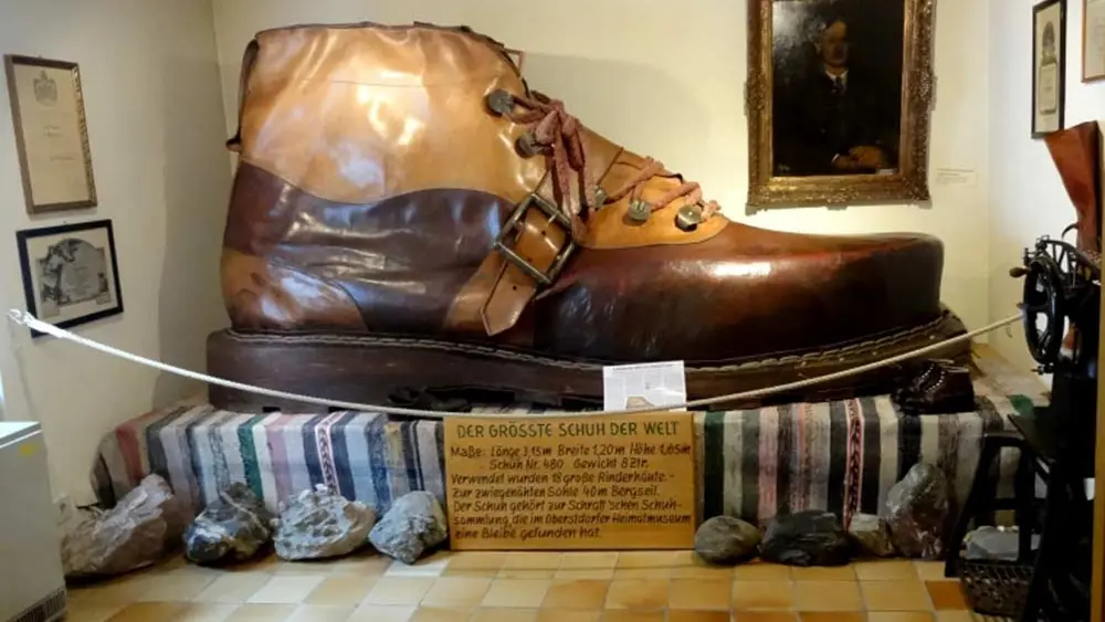 Ein Ausstellungsstück im Heimatmuseum Oberstdorf: Der größte Lederschuh der Welt