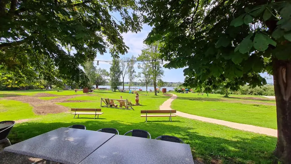 Blick vom Kiosk auf den See