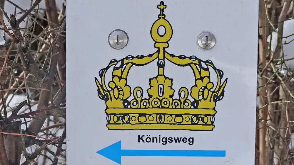 Wegweiserschild des Königswegs in Murnau