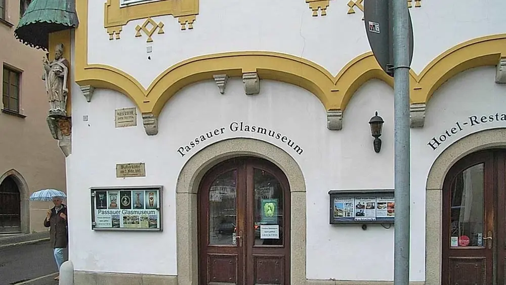 Fassade des Glasmuseums Passau