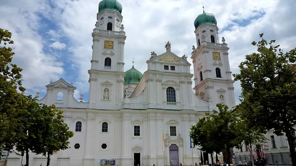 Domplatz des Stephansdoms in Passau