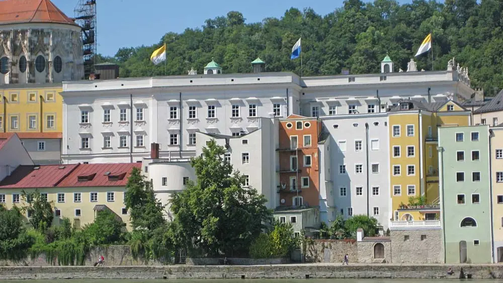 Blick vom Inn auf die Neue Residenz Passau
