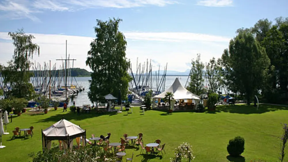 Blick von der Terrasse des See-Restaurants auf den Chiemsee