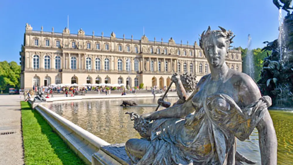 Die Außenanlage des Neuen Schlosses Herrenchiemsee mit Brunnen