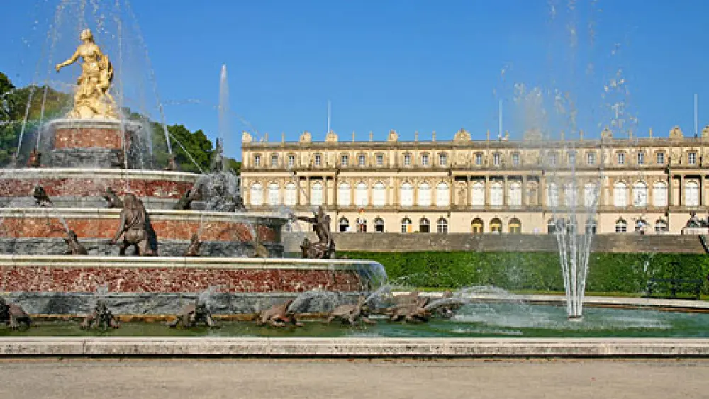 Außenansicht des Neuen Schloss Herrenchiemsee auf der Herreninsel