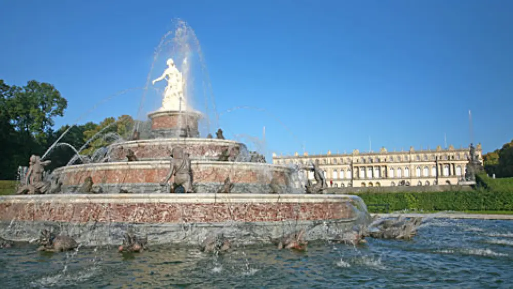Einer der Brunnen vor dem Neuen Schloss Herrenchiemsee