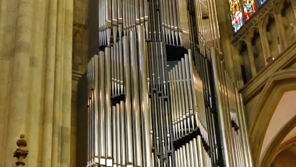 Blick auf die Orgel an der Nordwand des Doms