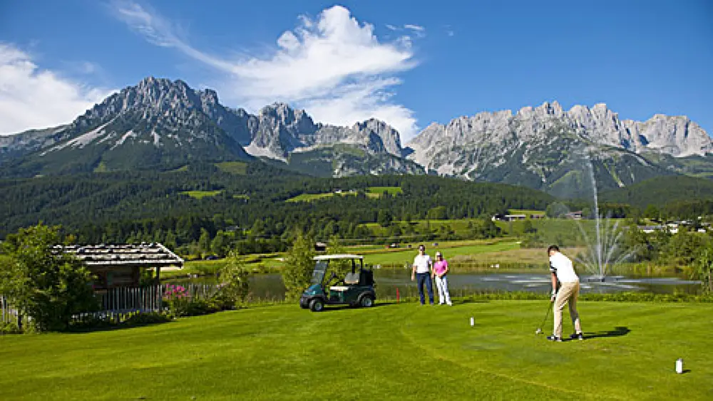 Spieler an einem Loch des Golfclubs Wilder Kaiser in Ellmau