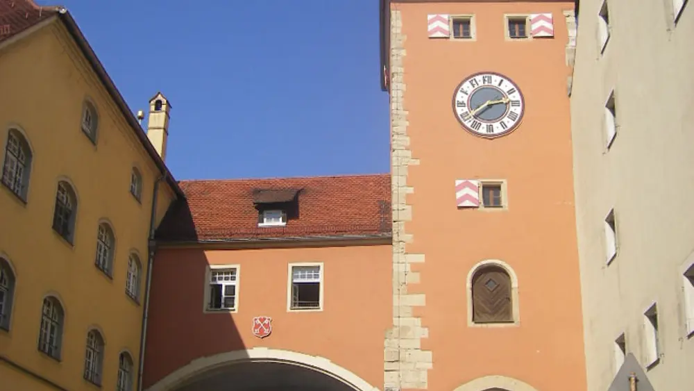 Blick auf den Brückenturm der Steinernen Brücke von Regensburg aus