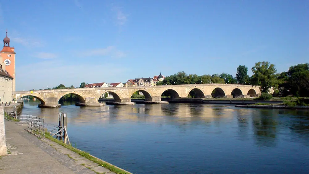 Blick auf die Steinerne Brücke in Regensburg und die Donau