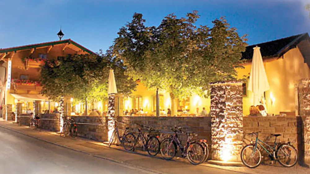 Der Biergarten des Gasthofs Messerschmied in Rottau