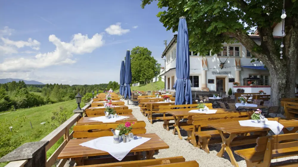 Der Biergarten vom Klosterbräustuberl Reutberg des Klosters Reutberg