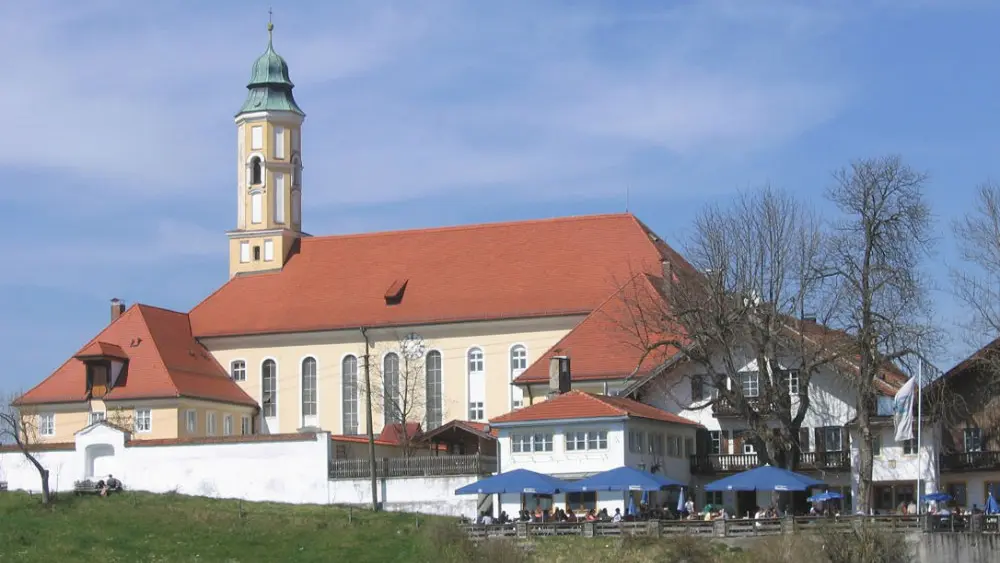 Blick auf das Kloster Reutberg in Sachsenkam