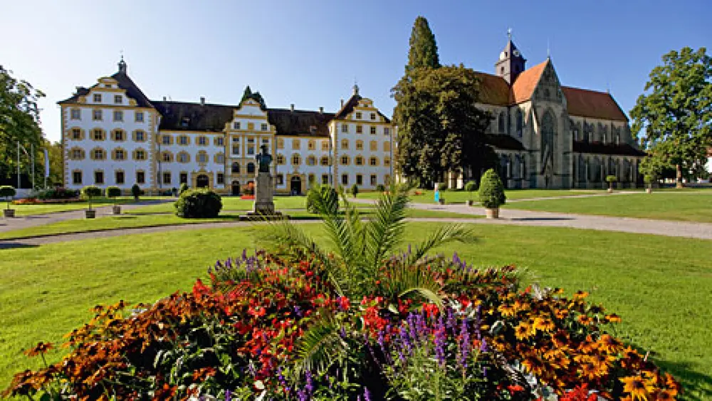Prächtige Gärten umgeben das Schloss Salem am Bodensee