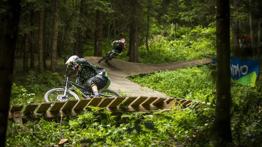 Mountainbiker auf einer Downhill-Strecke im Val di Sole