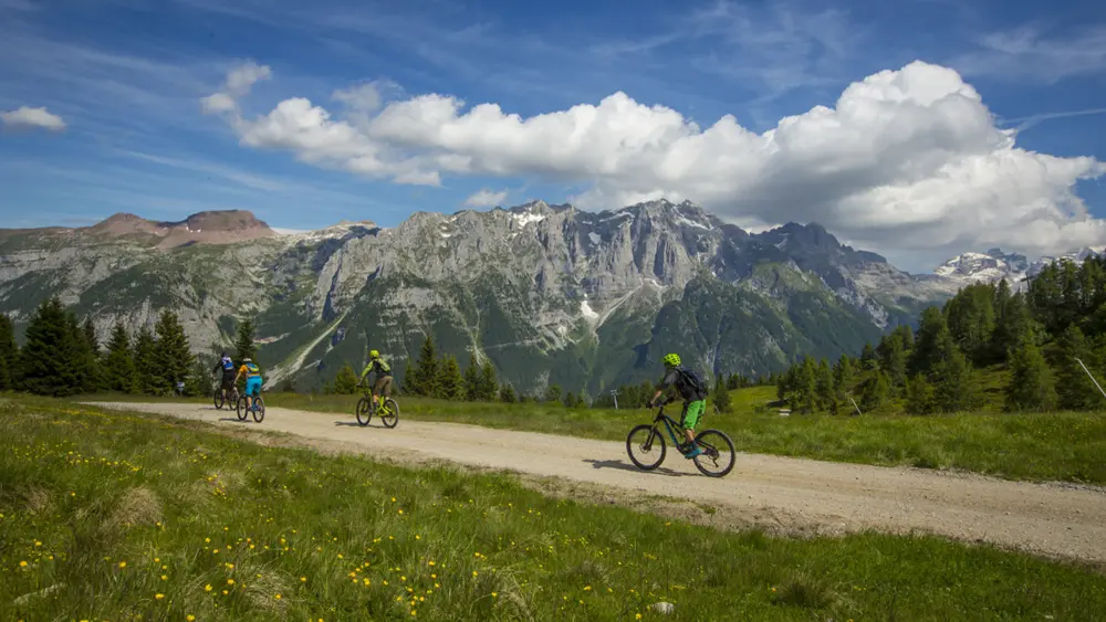 Mountainbiker in den Bergen vom Val di Sole