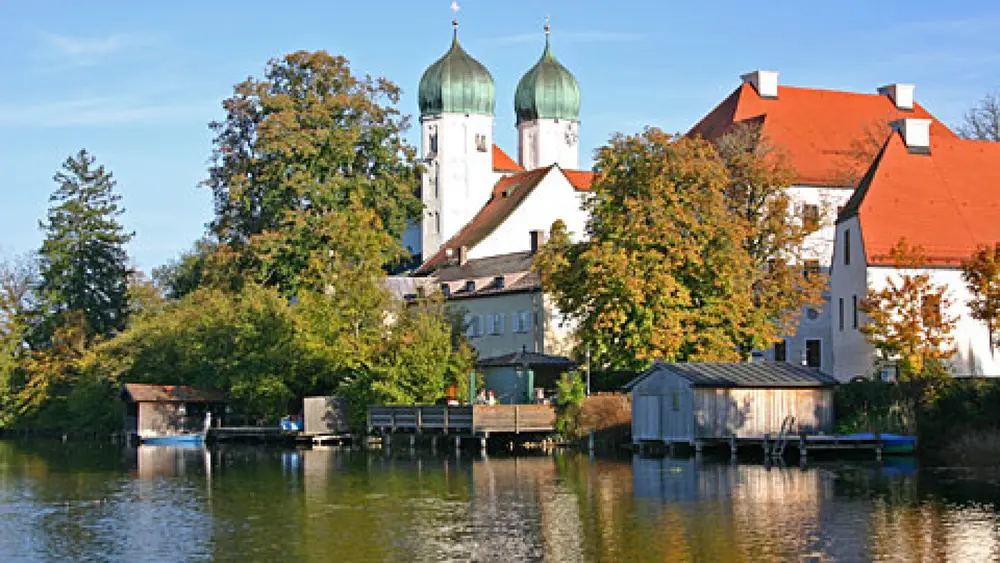 Blick auf das Kloster Seeon am Wasser