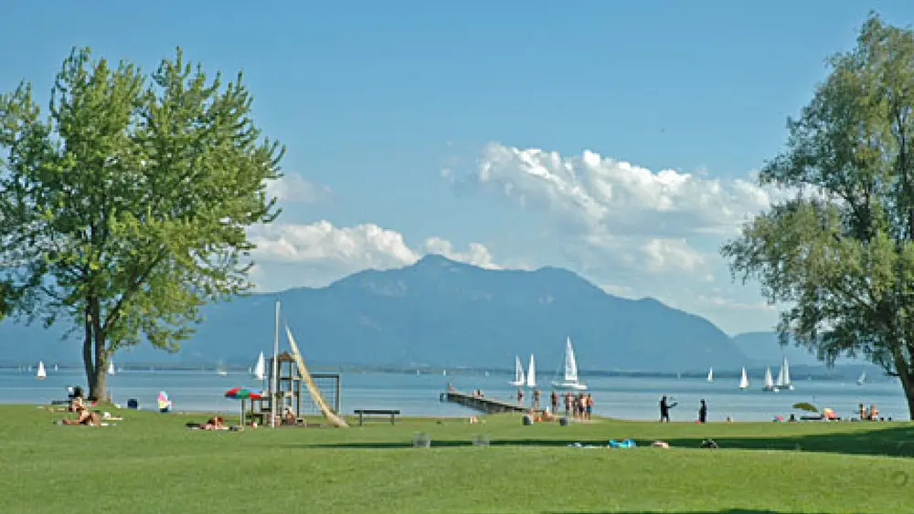 Großzügige Liegeflächen im Strandbad Seebruck