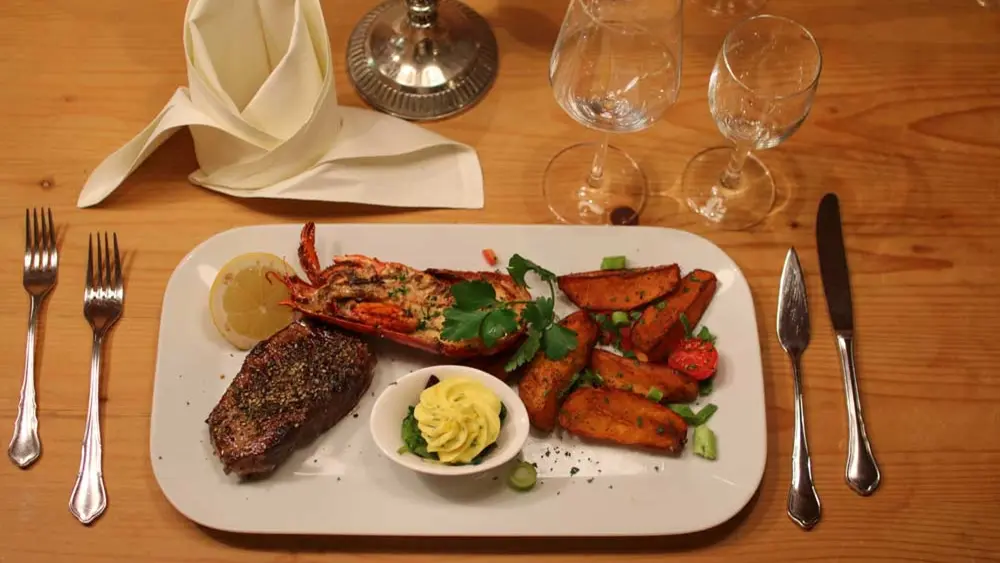 Gemischter Hauptspeisenteller mit Fleisch und Fisch im Restaurant Fischerrosl Münsing