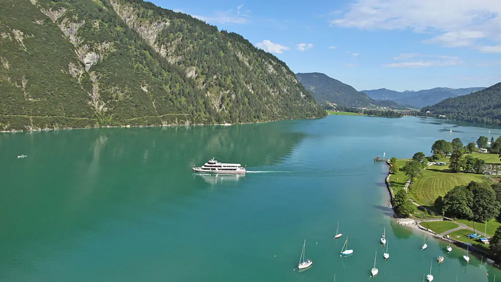 Luftaufnahme eines Ausflugsdampfer auf dem Achensee