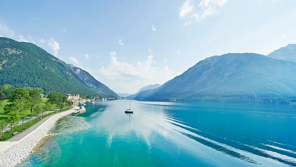 Blick auf den türkisfarbenen Achensee