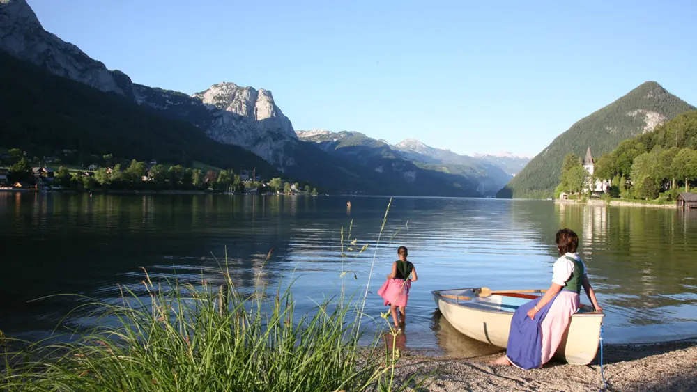 Zwei Frauen bei einer Pause am Grundlsee