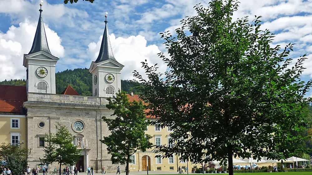 Außenansicht der Pfarrkirche St. Quirinus in Tegernsee