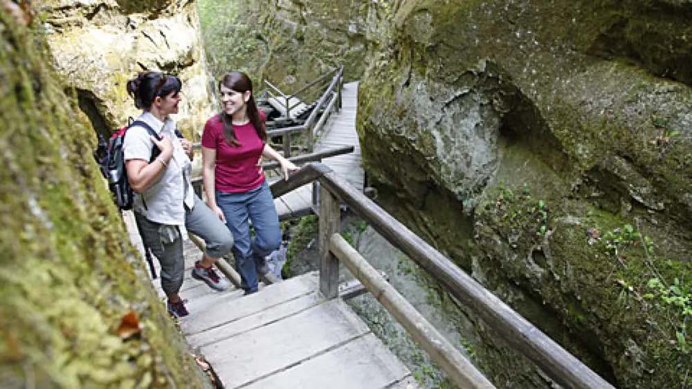 Besucher in der Marienschlucht bei Bodman am Bodensee