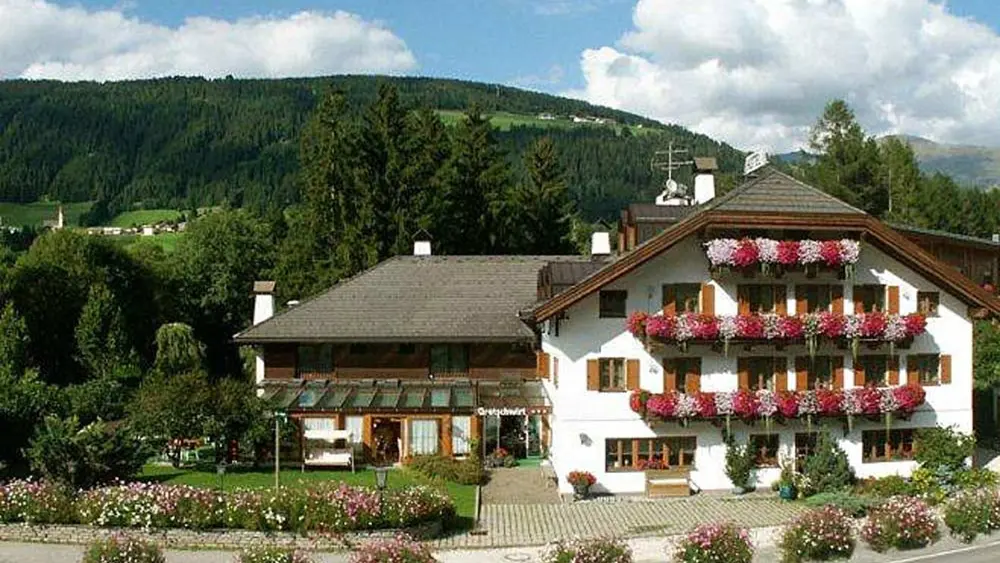 Außenansicht des Hotels Gratschwirt in Toblach
