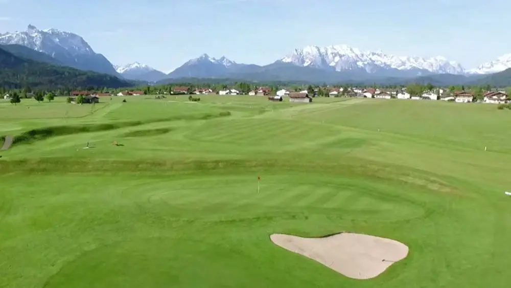 Blick auf den Platz des Golfclubs Karwendel in Wallgau
