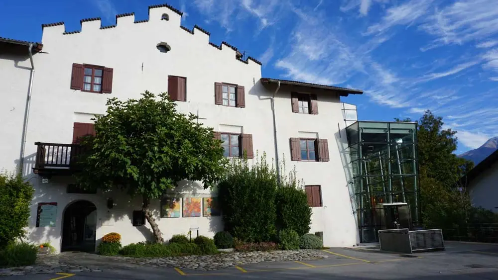 Historisches Gebäude der Privatbrennerei Unterthurner in Marling