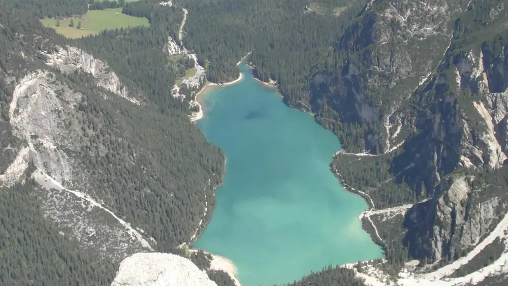 Luftaufnahme des von Bergen umgebenen Pragser Wildsees