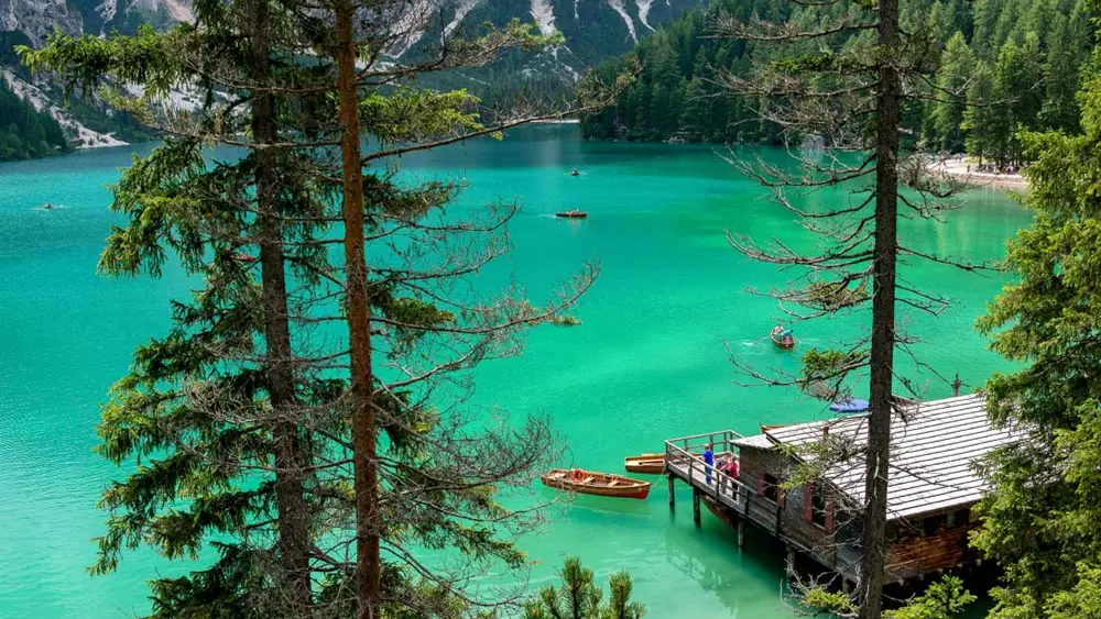 Blick auf den Pragser Wildsee mit Bootshaus und Ruderbooten
