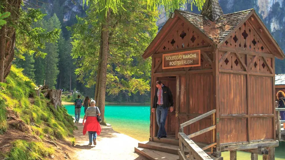 Blick auf das Bootshaus und den Rundweg am Pragser Wildsee