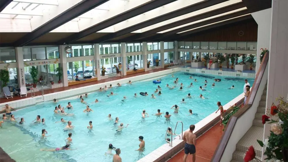 Badegäste im Wellenbad in der Therme Oberstdorf
