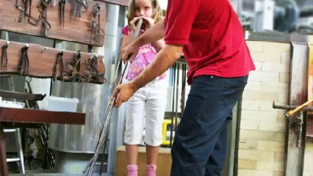 Auch Besucher können sich in der Kunst des Glasblasens versuchen
