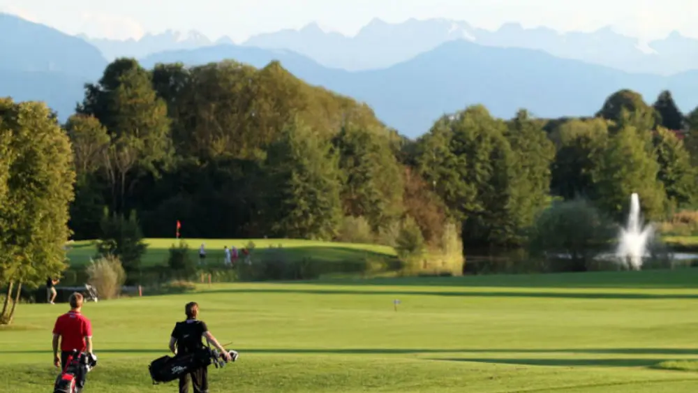 Golfer auf dem Golfplatz des Golfclubs Bergkramerhof in Wolfratshausen