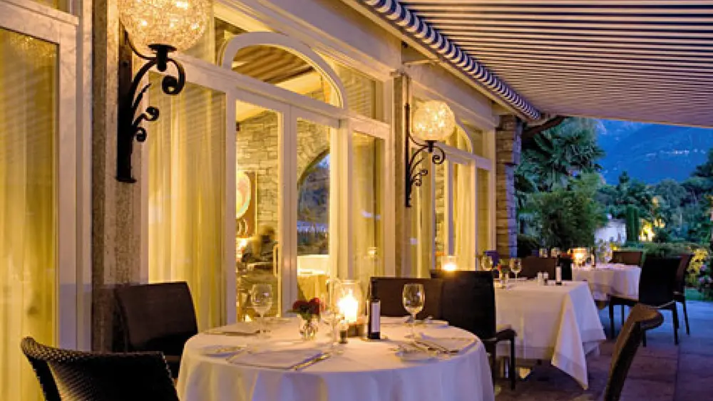 Tische auf derTerrasse des Restaurants Jean Pierre in Ascona