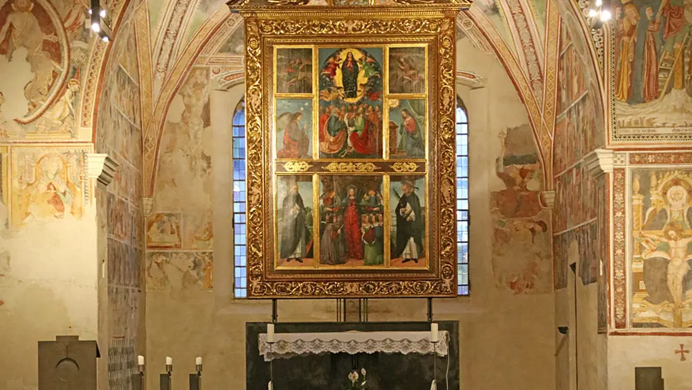 Blick auf den Hauptaltar der Kirche Santa Maria della Misericordia in Ascona