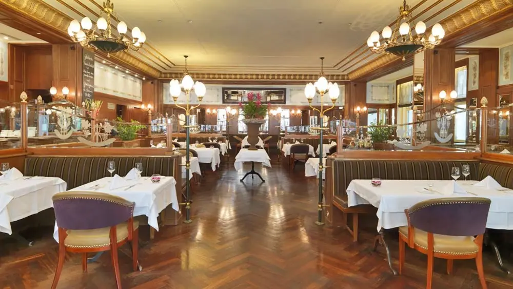 Blick in den großzügigen Speiseraum von Jack's Brasserie im Schweizerhof Bern